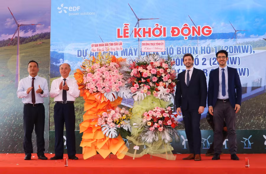 a1-lanh-dao-tinh-dak-lak-tang-hoa-chuc-mung-chu-dau-tu-tai-le-khoi-dong-cum-du-an-dien-gio.jpg