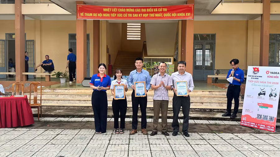 Đại diện hệ thống Phòng khám Đa khoa Tân Phúc nhận thư cảm ơn từ Ban tổ chức.