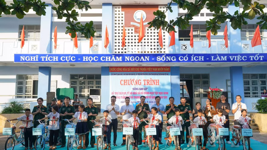 Ban tổ chức tặng xe đạp cho học sinh nghèo. Ảnh: Linh Huỳnh.