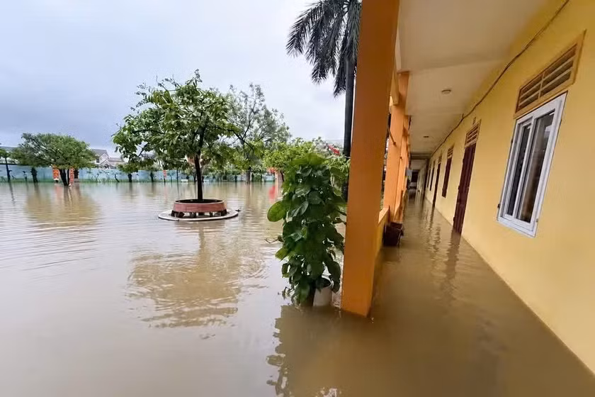Mưa lớn gây ngập tại Trường Tiểu học Hoàng Mai 1.