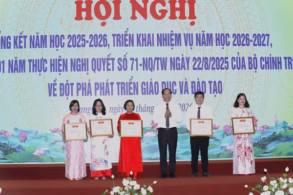 Ông Dương Xuân Huyên Phó Chủ tịch Thường trực HĐND tỉnh Lạng Sơn trao bằng khen cho các tập thể, cá nhân.