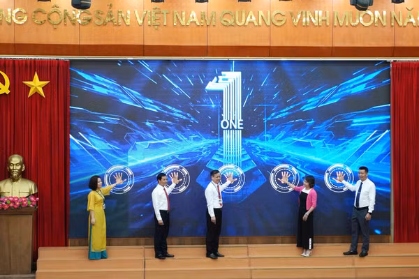 Các đại biểu thực hiện nghi thức khởi động dự án.