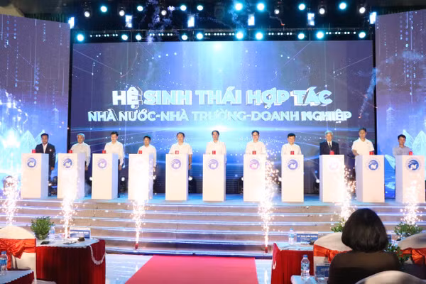 Đại biểu thực hiện nghi thức kích hoạt Hệ sinh thái hợp tác Nhà nước – Nhà trường – Doanh nghiệp.