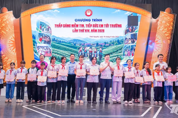 Núi Pháo trao tặng 50 triệu đồng học bổng, góp phần vào tổng quỹ hơn 300 triệu đồng.