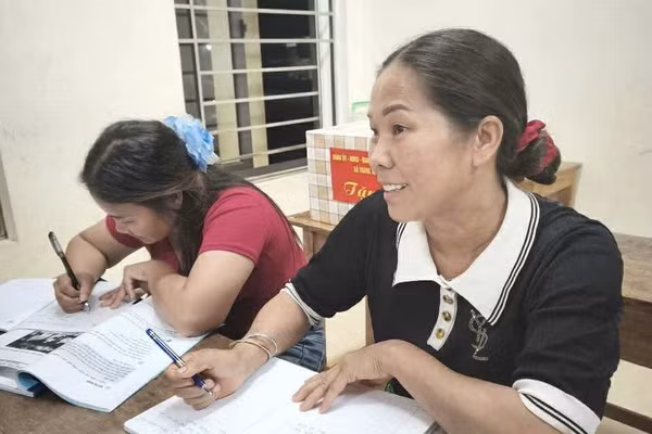 Lớp học xoá mù chữ tại xã Tràng Xá đã thu hút 12 học viên tham gia, 100% là đồng bào dân tộc Mông.
