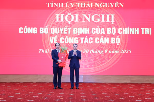 Ông Lê Minh Hưng, Ủy viên Bộ Chính trị, Bí thư Trung ương Đảng, Trưởng Ban Tổ chức Trung ương trao Quyết định cho Bí thư Tỉnh uỷ Thái Nguyên Trịnh Xuân Trường.