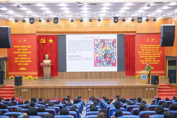 Lực lượng chức năng tổ chức tuyên truyền phòng chống tác hại của ma túy cho sinh viên Trường Đại học Sư phạm - ĐH Thái Nguyên.