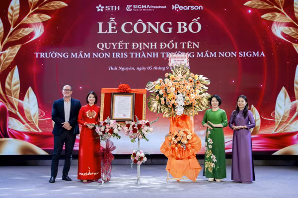 Đại diện Sở Giáo dục và Đào tạo Thái Nguyên chúc mừng nhà trường.