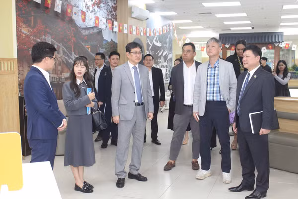 Lãnh đạo Samsung Việt Nam và Đại học Thái Nguyên thăm quan Trung tâm số.