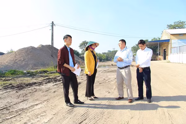 Đoàn giám sát HĐND tỉnh Thái Nguyên làm việc tại phường Linh Sơn.