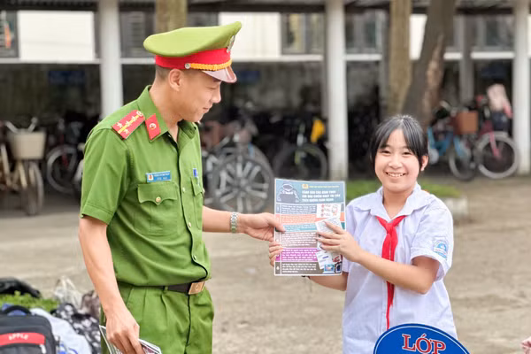 Công an phường Quan Triều tuyên truyền, giáo dục để học sinh nhận biết tác hại của ma túy.