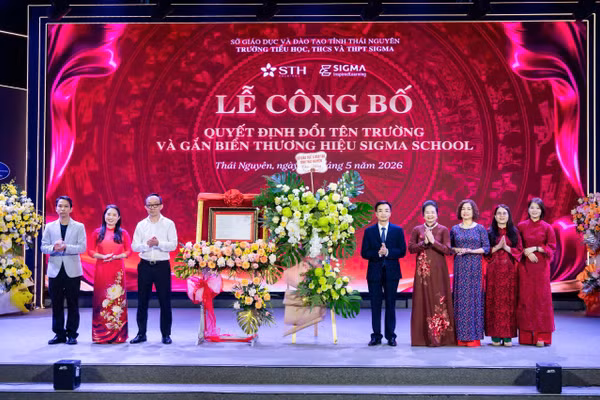 TS. Đào Xuân Tân – Phó Giám đốc Sở Giáo dục và Đào tạo tỉnh Thái Nguyên tặng hoa chúc mừng nhà trường.