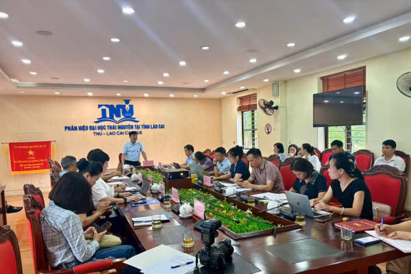 PGS.TS Hoàng Văn Hùng, Bí thư Đảng ủy, Giám đốc Đại học Thái Nguyên phát biểu tại buổi làm việc.