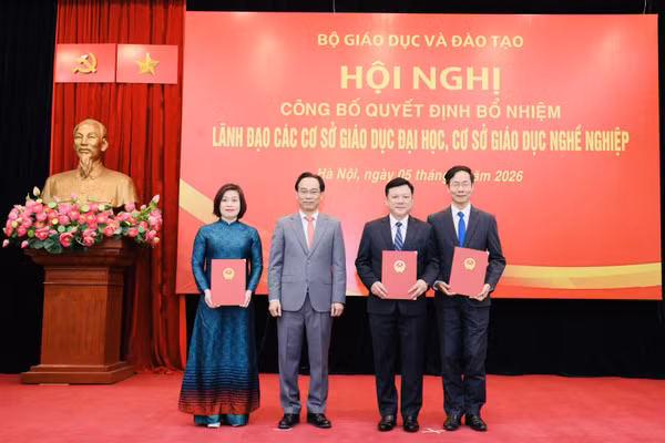 Bộ trưởng Bộ GD&ĐT Hoàng Minh Sơn trao các quyết định bổ nhiệm cho ban lãnh đạo ĐH Thái Nguyên.