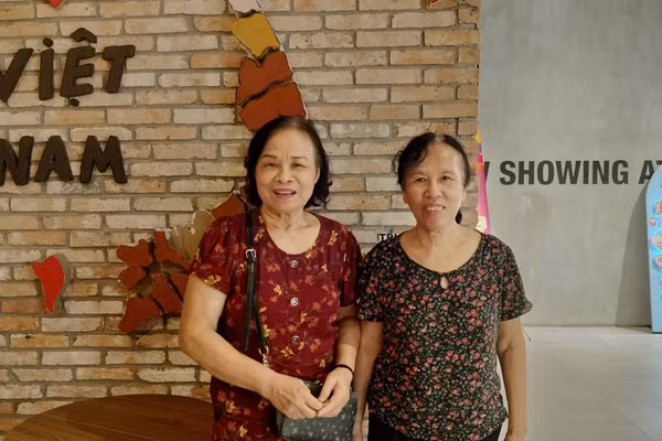 Người dân đến xem phim tại rạp chiếu phim CGV Thái Nguyên.