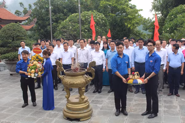 Đoàn công tác của Đại học Thái Nguyên và các trường thành viên dâng hoa, dâng hương tại Nhà tưởng niệm Chủ tịch Hồ Chí Minh.