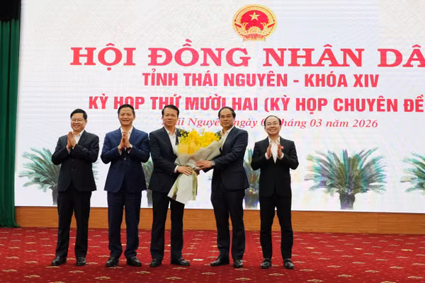 Lãnh đạo tỉnh Thái Nguyên tặng hoa chúc mừng.
