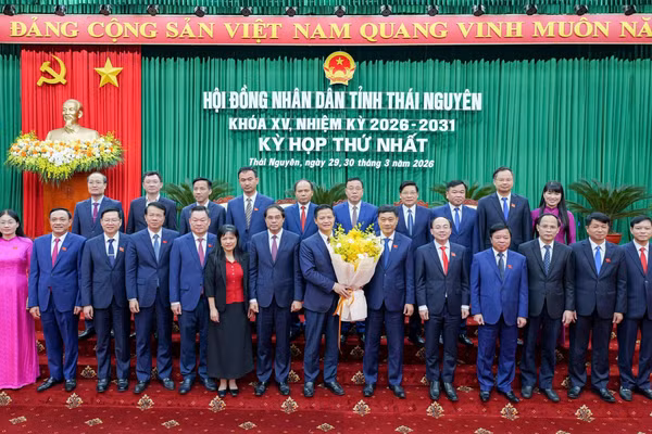 Ông Vũ Hồng Thanh, Phó Chủ tịch Quốc hội tặng hoa chúc mừng.