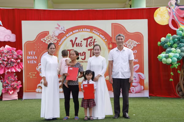 Đại diện Báo Giáo dục và Thời đại trao quà cho các em học sinh có hoàn cảnh khó khăn.