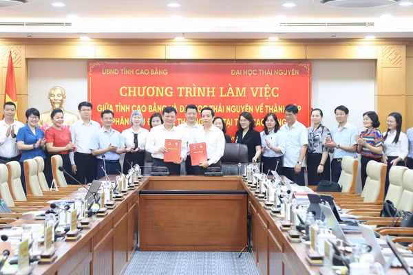 Lãnh đạo Đại học Thái Nguyên và UBND tỉnh Cao Bằng ký kết Biên bản ghi nhớ.
