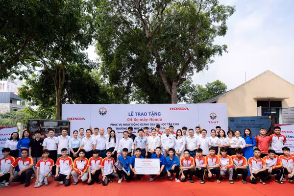Honda Việt Nam trao tặng 4 xe máy cho TNUT.