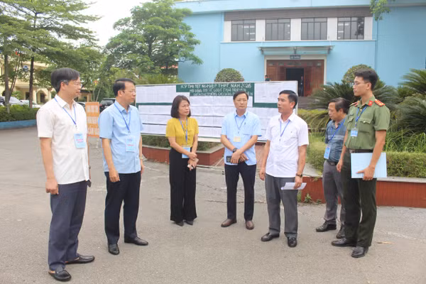 Lãnh đạo tỉnh Thái Nguyên kiểm tra công tác chuẩn bị tại Điểm thi Trường Cao đẳng Thái Nguyên.