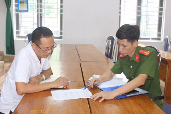 Cán bộ Công an phường Linh Sơn (Thái Nguyên) trao đổi với tổ trưởng tổ dân phố để nắm bắt tình hình an ninh trật tự trên địa bàn.