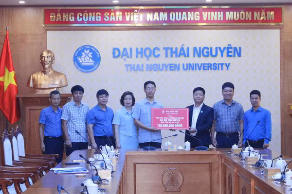 Đại diện Đại học Huế trao hỗ trợ cho Đại học Thái Nguyên.