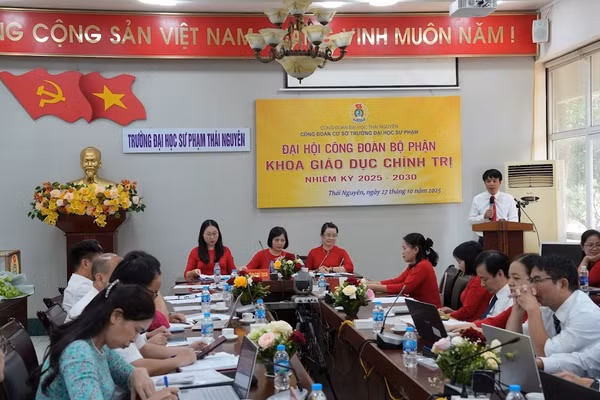 PGS.TS Từ Quang Tân, Chủ tịch Công đoàn Trường phát biểu tại Đại hội Công đoàn Bộ phận Khoa Giáo dục Chính trị.