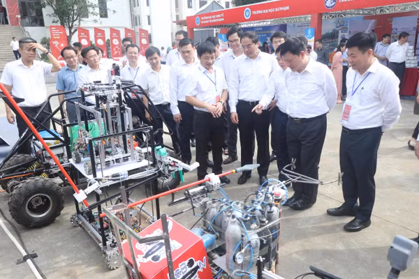 Lãnh đạo tỉnh Thái Nguyên tham quan các gian trưng bày sản phẩm khoa học công nghệ.