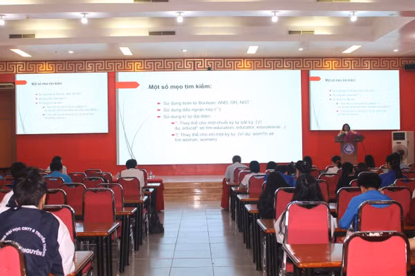 Đại biểu chia sẻ tại chương trình. 