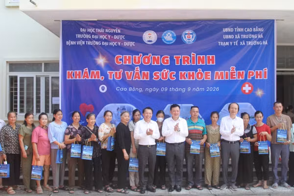 PGS.TS Hoàng Văn Hùng, Bí thư Đảng uỷ, Giám đốc Đại học Thái Nguyên trao quà tại chương trình.