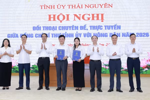 Đại diện lãnh đạo UBND tỉnh và Đại học Thái Nguyên ký kết văn bản ghi nhớ hợp tác về xây dựng Bản đồ phân vùng thích hợp đất đai cho sản xuất nông nghiệp và một số cây trồng chủ lực của tỉnh.