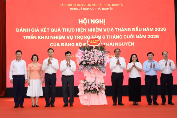 Lãnh đạo tỉnh Thái Nguyên tặng hoa chúc mừng Đảng bộ Đại học Thái Nguyên.