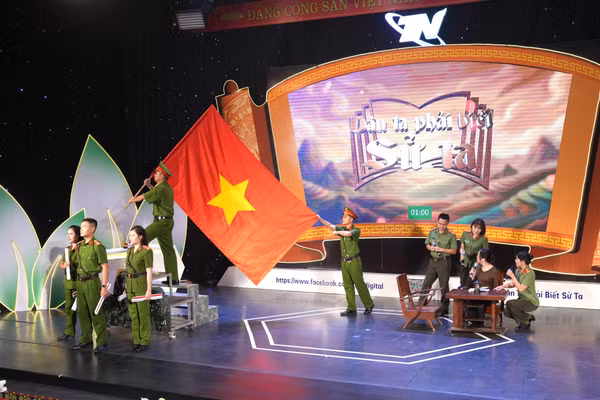 Đội Đảng bộ Công an tỉnh Thái Nguyên tham gia phần thi tự giới thiệu.