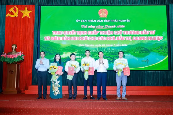 Lãnh đạo tỉnh Thái Nguyên trao Quyết định cho Đại học Thái Nguyên.