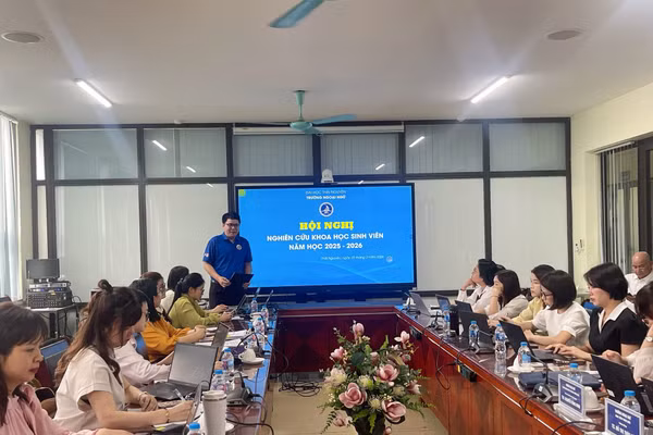 Hội nghị nghiên cứu khoa học sinh viên do Trường Ngoại ngữ tổ chức.