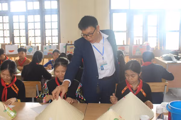 Thầy Trần Minh Thắng hướng dẫn học sinh vẽ nón lá.