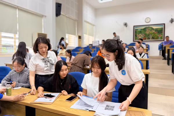 Tân sinh viên được hướng dẫn điền hồ sơ thông tin.