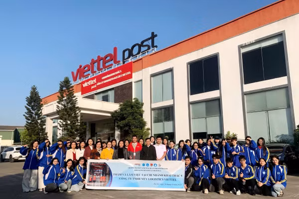 Sinh viên được tham quan trải nghiệm thực tế tại doanh nghiệp.