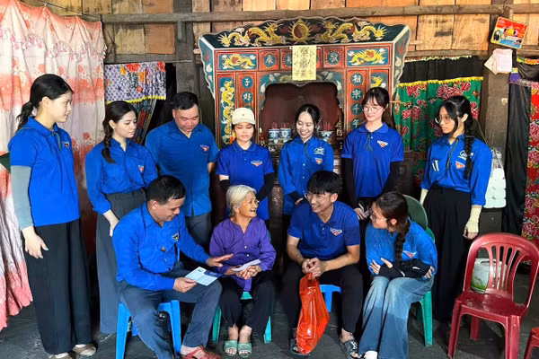 Đoàn viên sinh viên thăm hỏi động viên gia đình người có công.