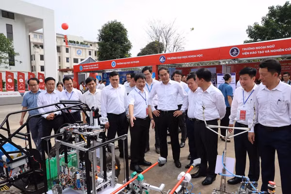 Lãnh đạo tỉnh Thái Nguyên tham quan các mô hình trưng bày của ICTU.