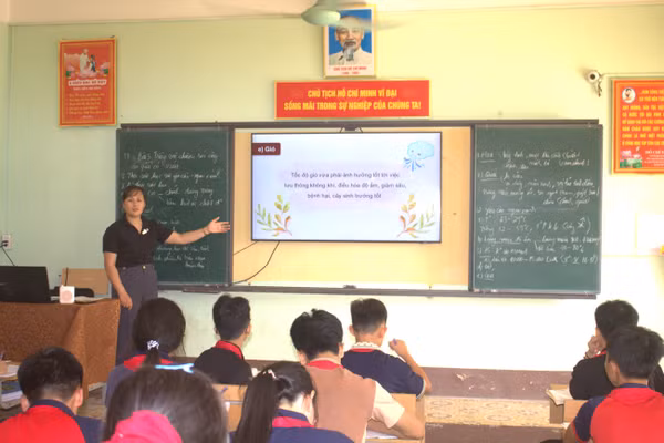 Giáo viên Trường Phổ thông Dân tộc nội trú Ngân Sơn tích cực ứng dụng công nghệ số trong thiết kế bài giảng.