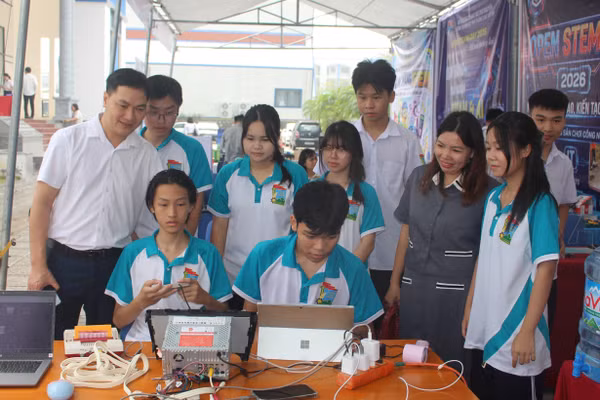 Học sinh Trường THPT Lương Ngọc Quyến tích cực tham gia chương trình.