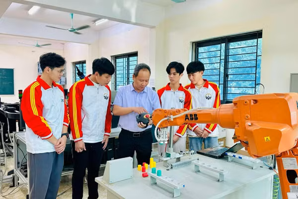 Sinh viên trường Đại học Kỹ thuật Công nghiệp được sử dụng các trang thiết bị hiện đại trong học tập và nghiên cứu khoa học.