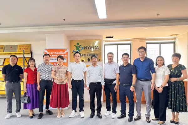 Đoàn đại biểu ICTU, lãnh đạo Sở Công thương Thái Nguyên chụp ảnh lưu niệm cùng Hội đồng Quản trị Công ty Kim Ngạn, đánh dấu mối quan hệ hợp tác chiến lược.