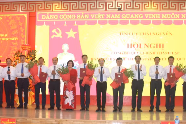 Ban Chấp hành Đảng bộ Đại học Thái Nguyên nhiệm kỳ 2025-2030 gồm 17 đồng chí.