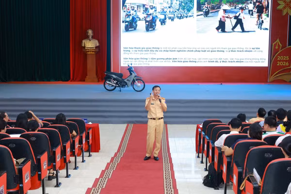 Báo cáo viên phòng Cảnh sát giao thông Công an tỉnh Thái Nguyên tuyên truyền tại Hội nghị.