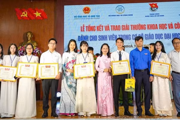 Sinh viên Đại học Thái Nguyên xuất sắc giành Giải thưởng Khoa học và Công nghệ dành cho sinh viên trong cơ sở giáo dục đại học năm 2025.