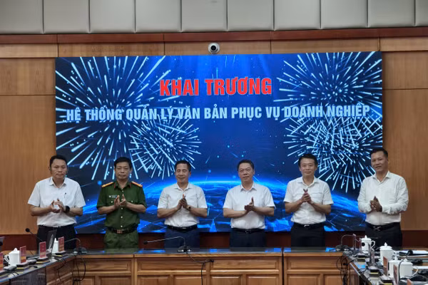Lãnh đạo tỉnh Lạng Sơn và sở ban ngành, doanh nghiệp bấm nút khai trương Hệ thống quản lý văn bản phục vụ doanh nghiệp và ký kết Quy chế phối hợp về chuyển đổi số.